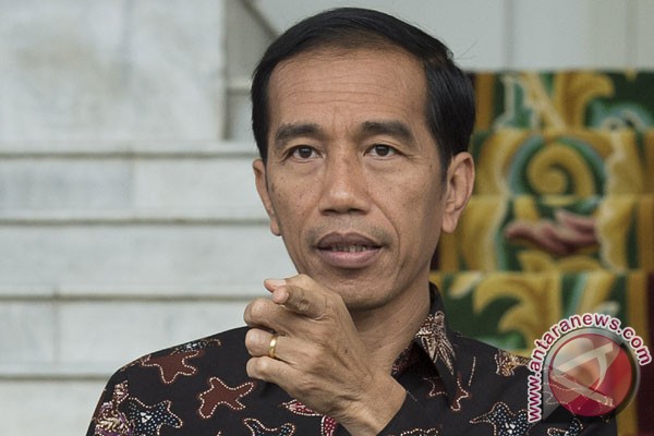 Jokowi bagikan sembako di kampung nelayan Lasiana