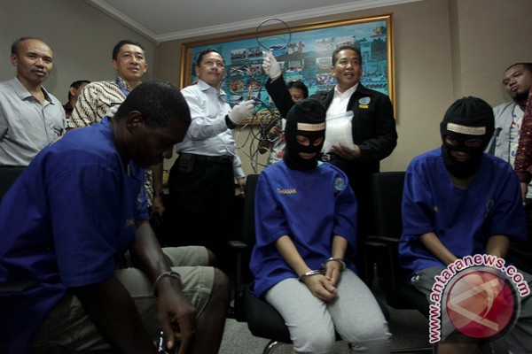 narkoba tes urine anggota polisi tangkap bandar narkoba christopher