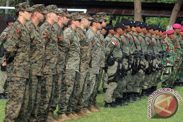 Marinir Indonesia-Amerika berlatih menembak senjata otomatis
