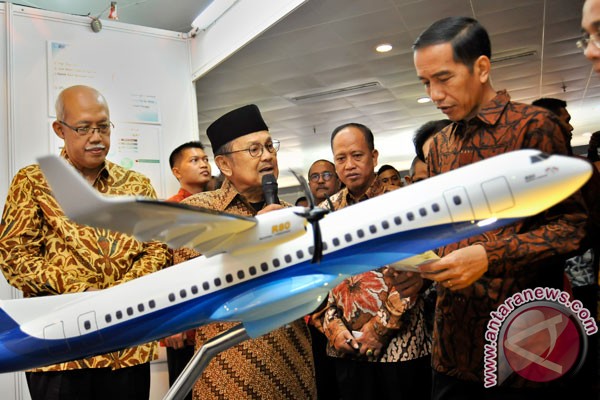 Habibie presentasikan pesawat R80 pada Jokowi