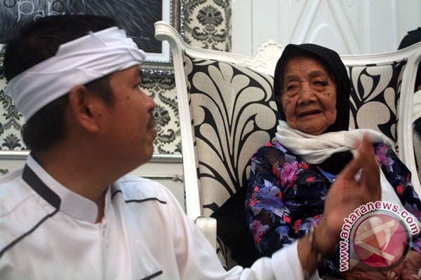 Bupati Purwakarta Dedi Mulyadi ancam tahan gaji kades 