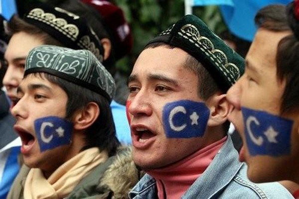 Warga Xinjiang urus paspor dengan sampel DNA