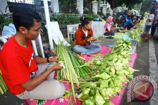 Bungkus ketupat daun pandan diminati warga Palembang
