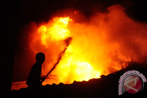 Sebagian kios Pasar Melati Medan terbakar