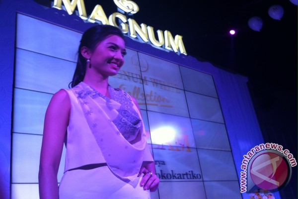 Sapto Djojokartiko gandeng Raline Shah untuk scarf