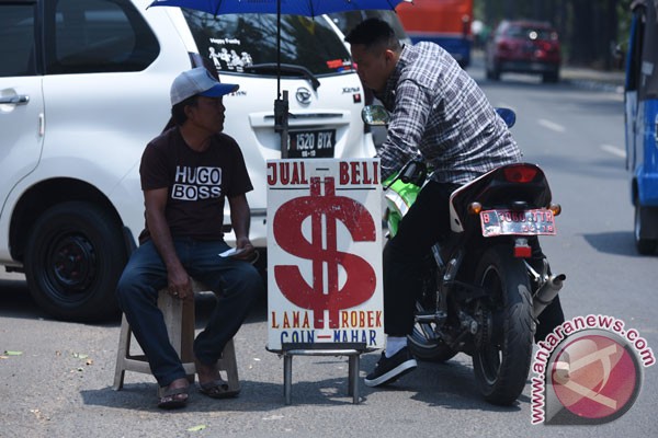  Dolar melemah