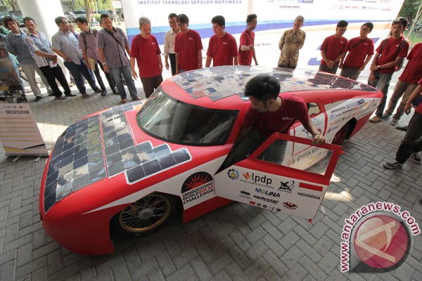 Tahun lalu mahasiswa di Surabaya juga sukses membuat mobil listrik bertenaga surya. (ANTARA FOTO/Didik Suhartono)