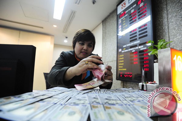 Rupiah menguat menjadi Rp13.703 Rupiah menguat menjadi Rp13.703