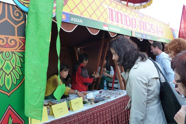 Kudapan Indonesia laris di Farmers Market Praha