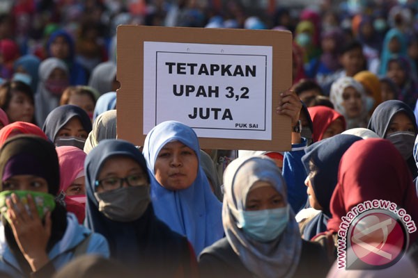 Buruh Tangerang minta SK penetaman UMK direvisi Buruh Tangerang minta SK penetaman UMK direvisi