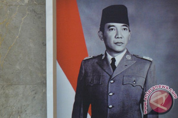 Dewan Adat anugerahi Bung Karno Bintang Mahaputra