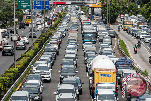 Pengendara tersiksa, Tol Cikampek masih macet dan rest area penuh