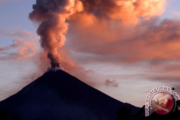 Warga sekitar Soputan diminta waspadai lahar dingin
