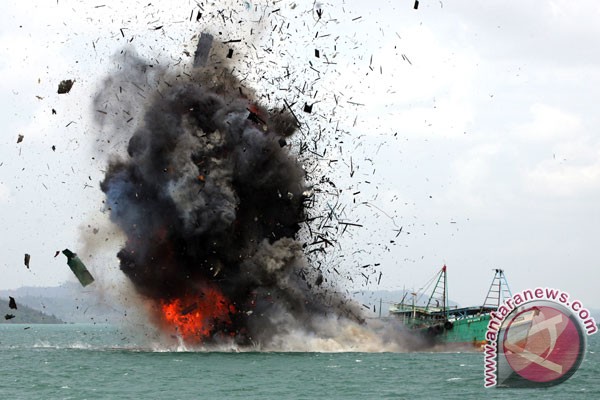 Malaysia untuk kali pertama bakar kapal asing ilegal di perairannya