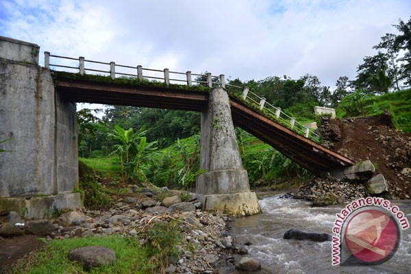 Jembatan putus, PMI bantu warga seberangi sungai