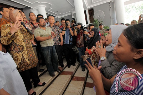 Pelajar Surabaya titip surat ke Risma untuk Presiden Jokowi