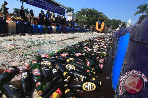 Polda NTB musnahkan 1.084 botol miras Polda NTB musnahkan 1.084 botol miras