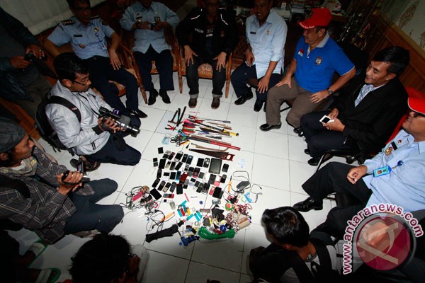Polisi geledah Lapas Gorontalo usai kerusuhan Polisi geledah Lapas Gorontalo usai kerusuhan