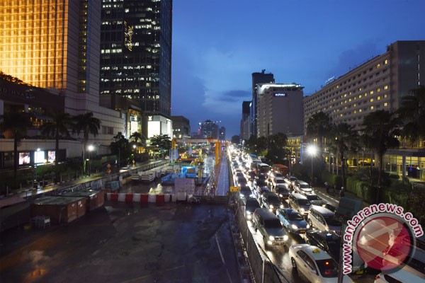Ahok: trotoar sepanjang Jalan Sudirman-Thamrin akan dilebarkan Ahok: trotoar sepanjang Jalan Sudirman-Thamrin akan dilebarkan