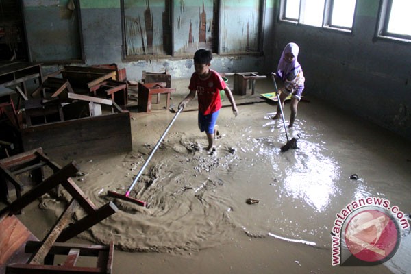 Bekasi belum miliki lahan penampungan lumpur pascabanjir Bekasi belum miliki lahan penampungan lumpur pascabanjir