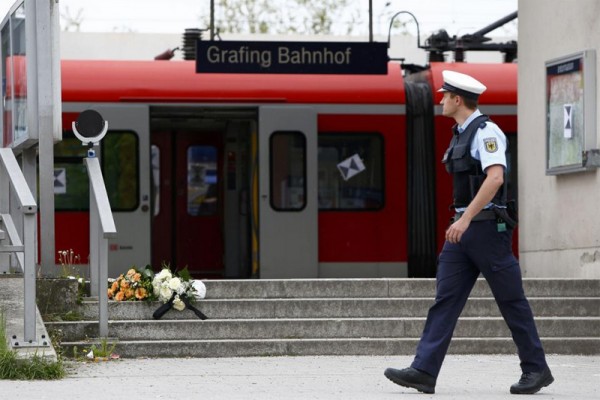 Knifeman kills one at Munich station; no evidence of Islamist motive