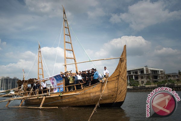 Replika kapal kuno Majapahit berlabuh di Manila