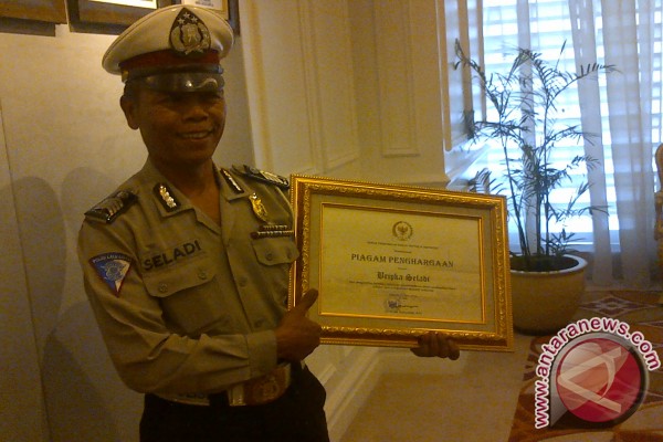 DPR beri penghargaan untuk polisi pemulung, Bripka Seladi DPR beri penghargaan untuk polisi pemulung, Bripka Seladi