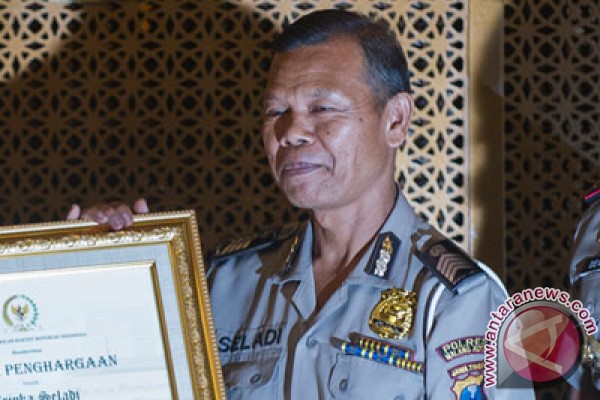 Bripka Seladi si polisi jujur dapat penghargaan dari Kapolri