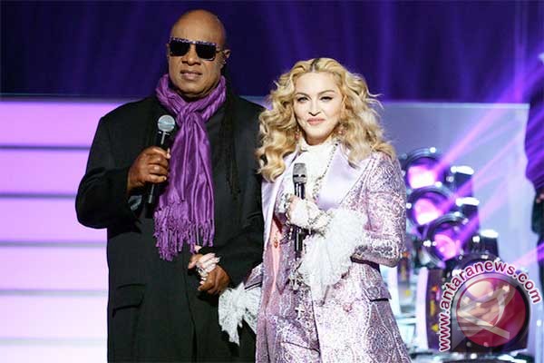 Madonna beri penghormatan untuk Prince di Billboard Music Award Madonna beri penghormatan untuk Prince di Billboard Music Award