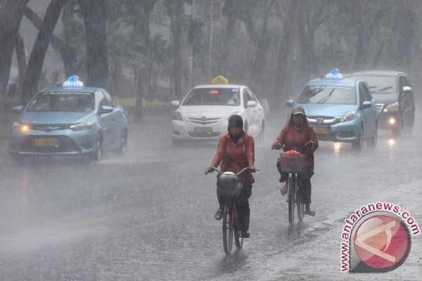 Wilayah Jabodetabek diguyur hujan hingga siang
