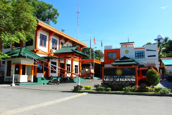Tim SAR evakuasi 11 penumpang LCT tenggelam