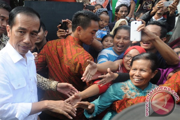 Karniti jatuh pingsan di depan Presiden Jokowi