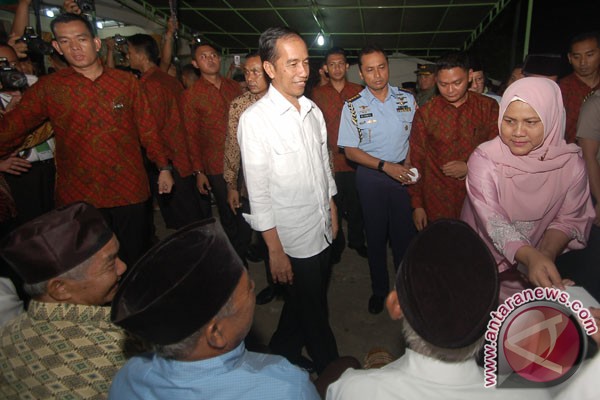 Presiden Jokowi cari baju takbiran di Plaza Andalas Padang