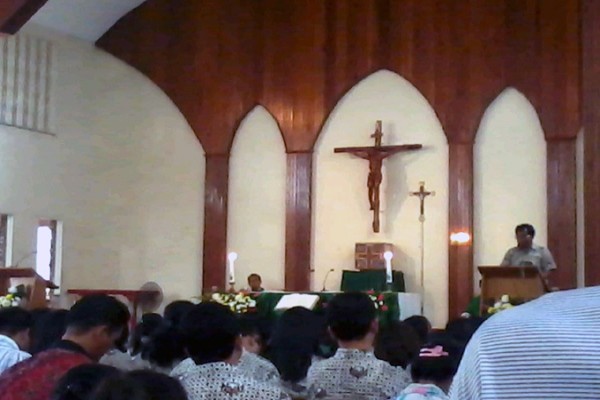 Polisi ledakkan benda diduga bom di gereja Santo Yosep, Medan