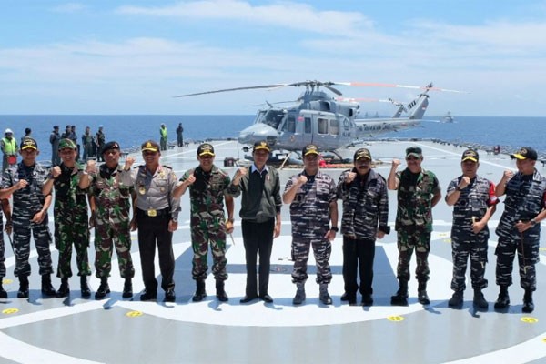 Presiden Jokowi saksikan latihan tempur di Laut Jawa