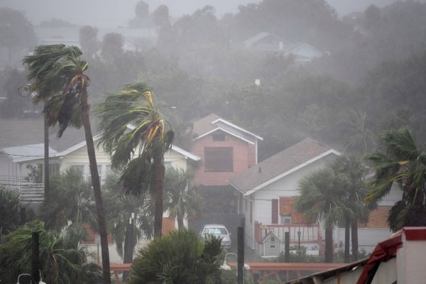 Australia diamuk angin ganas Siklon Debbie