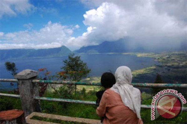 Lake Maninjau favorite tourist destination Lake Maninjau favorite tourist destination