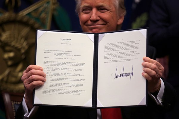 Gedung Putih kacau setelah pengadilan tolak perintah Trump soal imigrasi