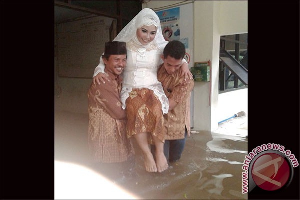 Banjir tak urungkan pasangan ini menikah