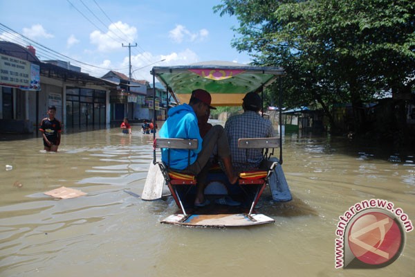 Flood sweeps through three sub-districts in W. Java Flood sweeps through three sub-districts in W. Java