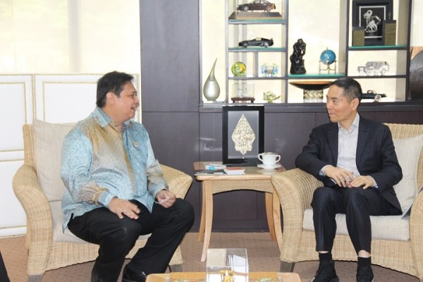 Menteri Perindustrian Airlangga Hartarto berbincang-bincang dengan Chairman Tsingshan Holding Group Tiongkok Mr. Xiang Guangda di Kementerian Perindustrian, Jakarta, 3 Maret 2017. Pada kesempatan tersebut, Mr. Xiang Guangda membicarakan perkembangan industri di Morowali Industrial Park. (Kemenperin)