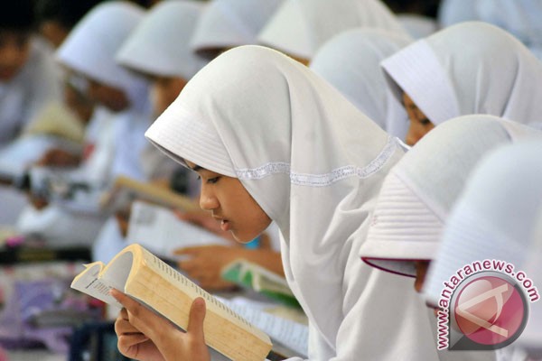 Indonesia needs to revive interest in reading books Indonesia needs to revive interest in reading books