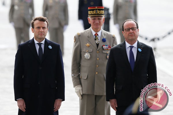 Hollande mengundurkan diri