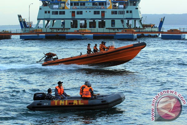 SAR cari penumpang kapal jatuh saat swafoto di Selat Bali