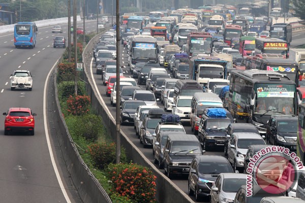 Kendaraan arus balik mulai padati Jakarta-Cikampek