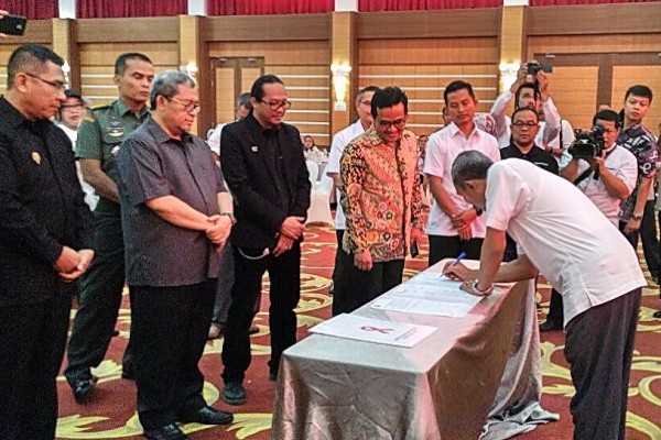 Twenty-seven mayors sign HIV/AIDS declaration in West Java Twenty-seven mayors sign HIV/AIDS declaration in West Java