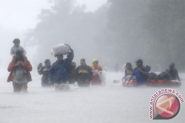 Ribuan dievakuasi, tujuh tewas akibat banjir di Texas