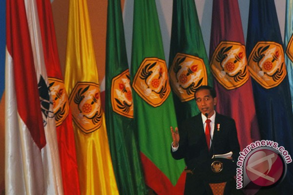 Jokowi asks universities to advance e-commerce studies Jokowi asks universities to advance e-commerce studies