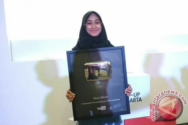 Ria Ricis Raih Sejuta Pelanggan YouTube Ria Ricis Raih Sejuta Pelanggan YouTube