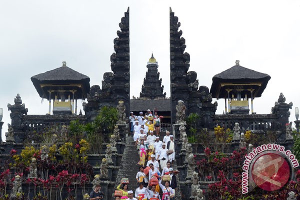 Ribuan warga Bali gelar doa Gunung Agung